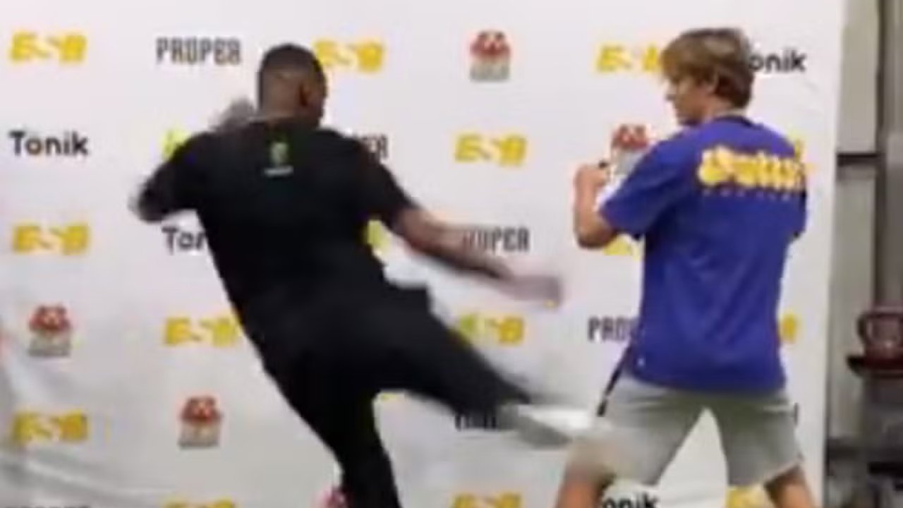 Jon Jones chutou fã australiano durante evento e fez ele ir parar no hospital (foto: Reprodução/Redes Sociais)