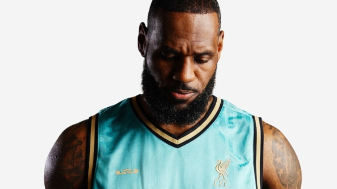 LeBron James posa com um dos itens mais cobiçados da coleção: regata 'estilo basquete' com logo dele e do Liverpool (foto: Divulgação/Liverpool)