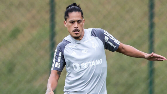 Zagueiro Mauricio Lemos durante o treino do Atlético nesta segunda-feira (4/3) (foto: Pedro Souza/Atlético)