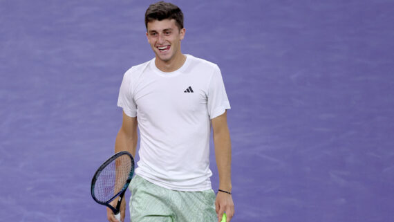 O italiano Luca Nardi protagonizou uma das maiores surpresas de 2024 no tênis ao eliminar a lenda Novak Djokovic, líder do ranking da ATP (foto:  MATTHEW STOCKMAN / GETTY IMAGES NORTH AMERICA / Getty Images via AFP)