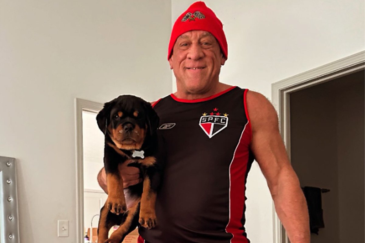 Mark Coleman, lenda do UFC, postou foto com a camisa do São Paulo (foto: Reprodução/Instagram)