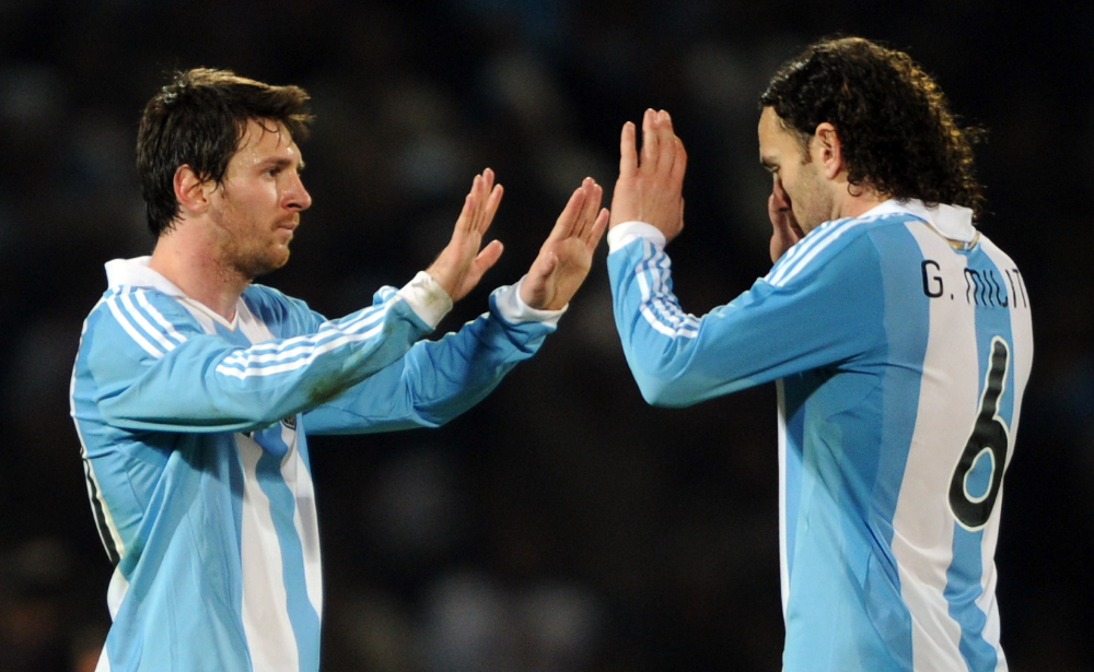Messi e Milito juntos pela Seleção Argentina - (foto: Antonio Scorza/AFP)