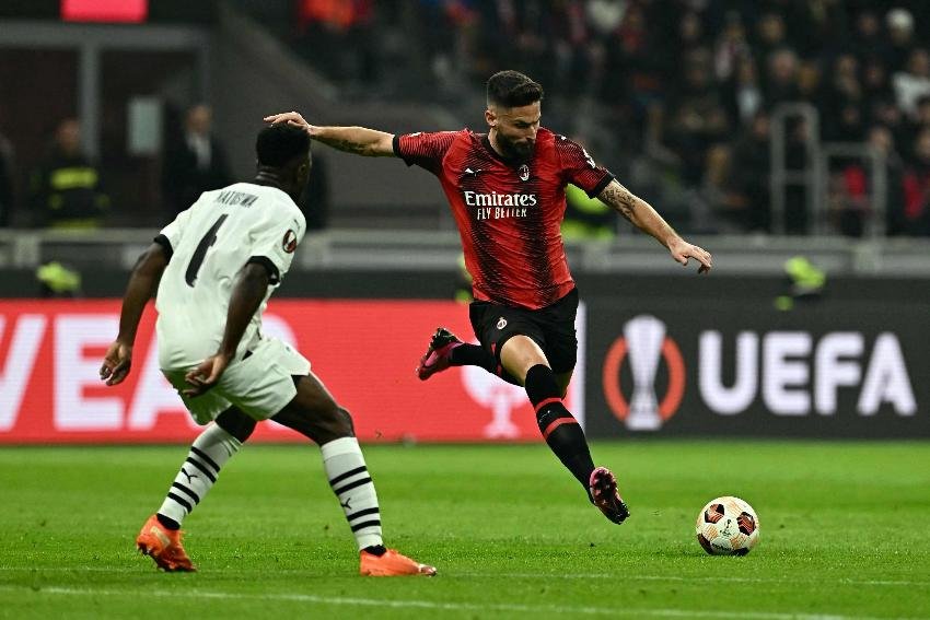 Milan na Europa League (foto: GABRIEL BOUYS / AFP)