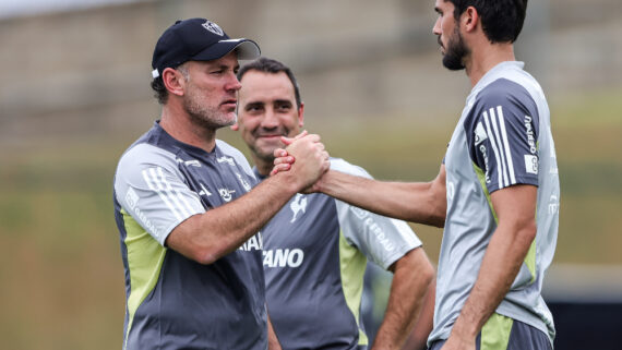 Milito cumprimenta o zagueiro Igor Rabello durante o primeiro treino pelo Atlético (foto: Pedro Souza/Atlético)