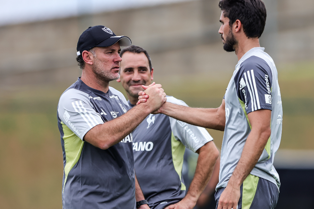 Milito cumprimenta o zagueiro Igor Rabello durante o primeiro treino pelo Atlético - (foto: Pedro Souza/Atlético)