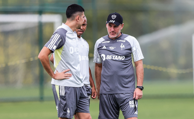 Milito durante conversa com Battaglia e Mariano no primeiro treino pelo Atlético - (foto: Pedro Souza/Atlético)