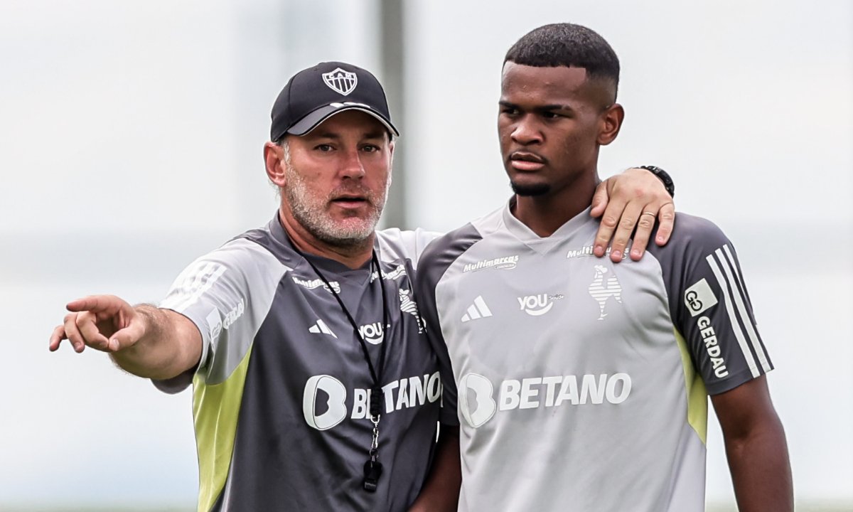 Gabriel Milito ao lado do jovem Alisson durante treino do Atlético (foto: Túlio Santos/EM/DA.Press)