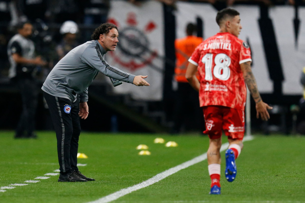 Gabriel Milito sob comando do Argentinos Juniors diante do Corinthians, na Neo Química Arena - (foto: Paulo Pinto/AFP)