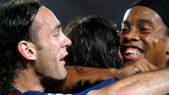 Milito e Ronaldinho abraçam companheiro de Barcelona (foto: REUTERS/Bea Martinez)