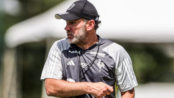 Milito comanda treino do Atlético na Cidade do Galo (foto: Pedro Souza/Atlético)