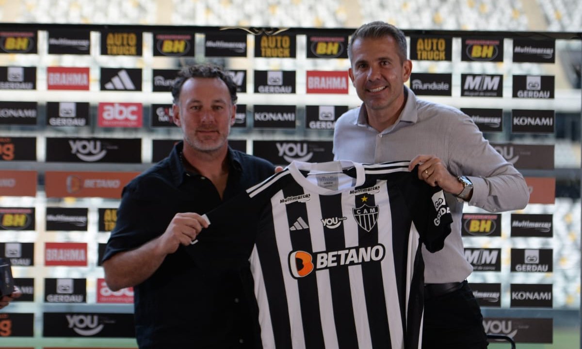 Milito e Victor durante apresentação do técnico no Atlético (foto: Túlio Santos/EM/DA.Press)