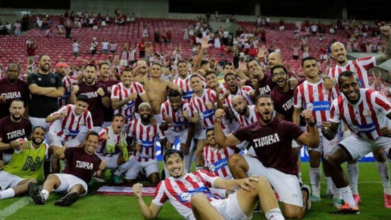 Jogadores do Náutico comemoram classificação diante do Retrô na Arena de Pernambuco (foto: Rafael Vieira/FPF)