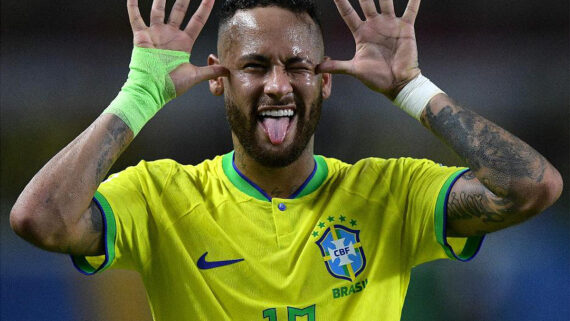 Neymar, cria do Santos, em ação pela Seleção Brasileira (foto: CARL DE SOUZ/AFP)