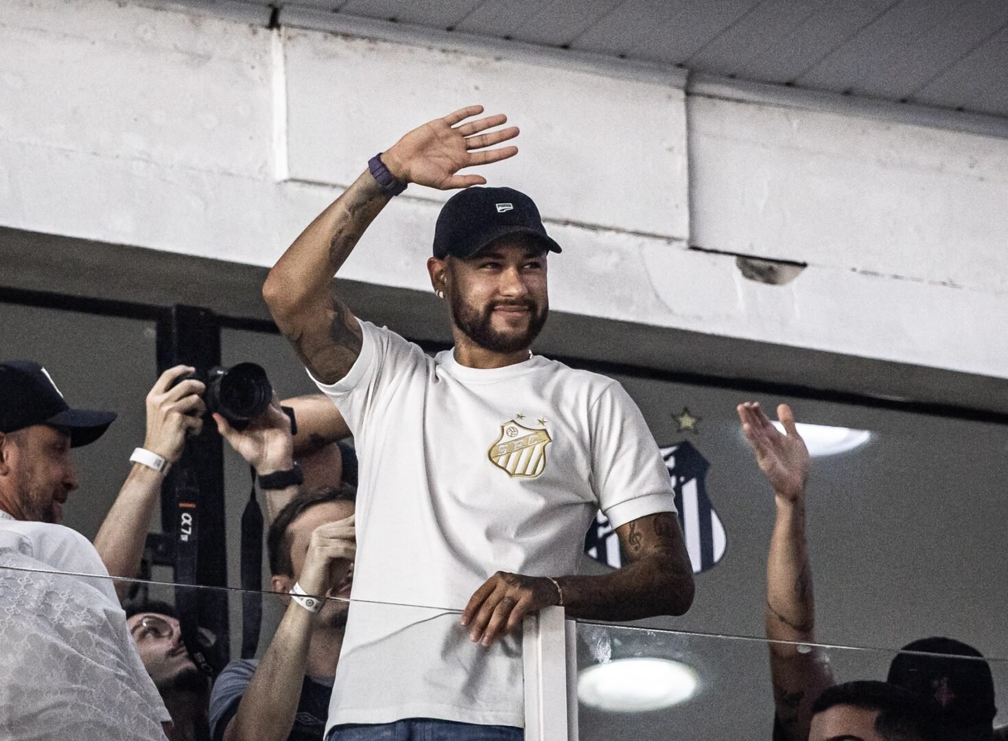 Neymar acena durante jogo do Santos na Vila Belmiro (foto: Raul Baretta/Santos FC)