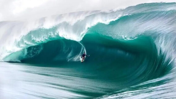 Mar dos 'crânios quebrados' vai receber o torneio de surfe da Olimpíada de Paris 2024 (foto: Divulgação/WSL)