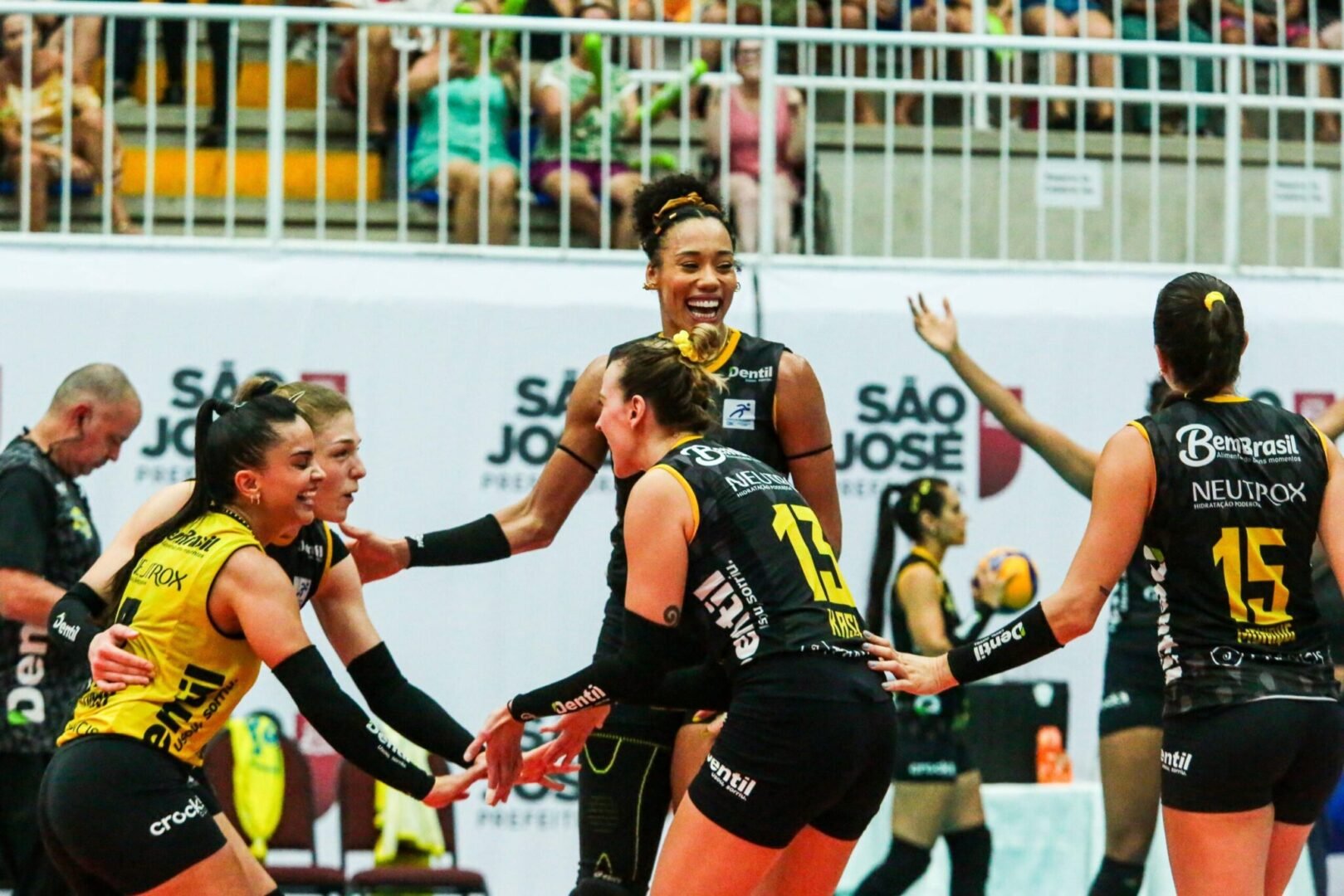 Jogadoras do Praia Clube comemoram (foto: Arthur Moraes e Natan Schmidt/CBV)