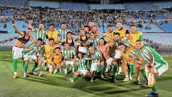 Jogadores do Racing-URU comemoram classificação à fase de grupos da Copa Sul-Americana (foto: Divulgação/Racing-URU)