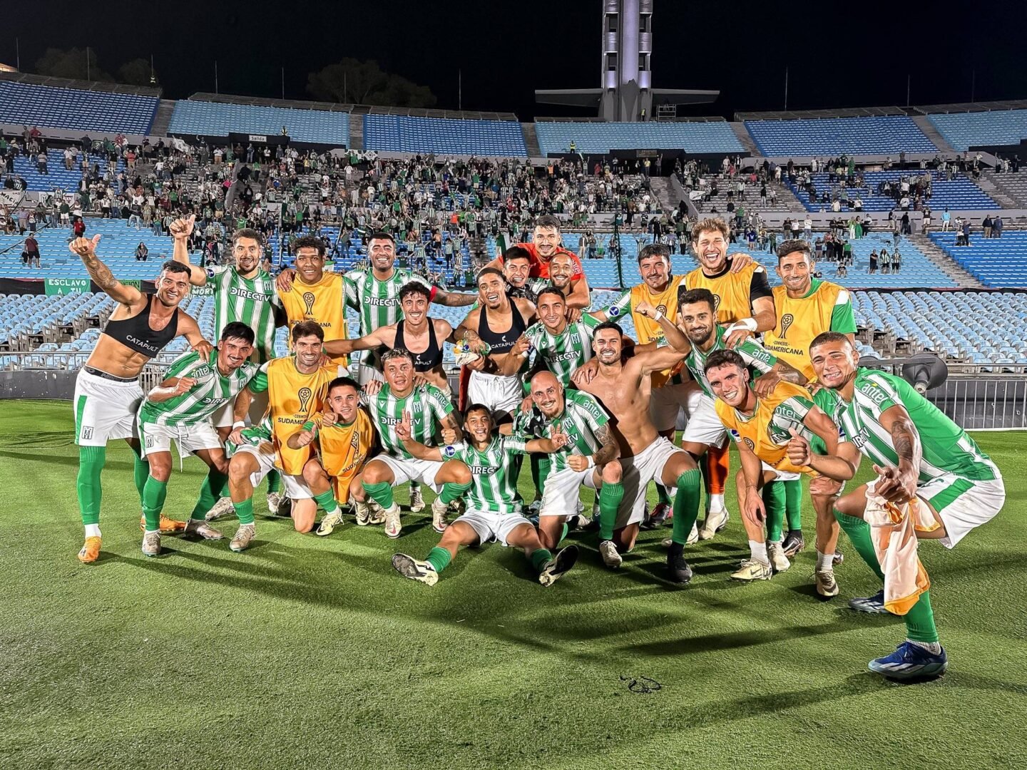 Jogadores do Racing-URU comemoram classificação à fase de grupos da Copa Sul-Americana (foto: Divulgação/Racing-URU)