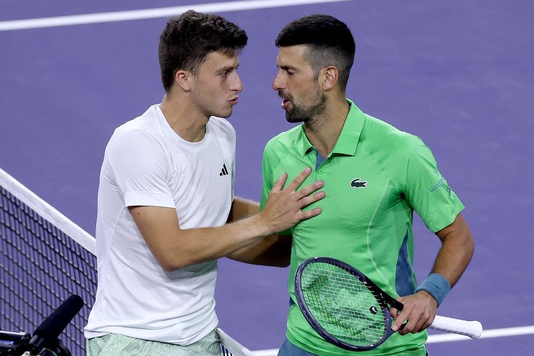 Nardi e Djokovic se cumprimentam (foto: MATTHEW STOCKMAN / GETTY IMAGES NORTH AMERICA / Getty Images via AFP)