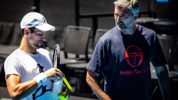 Djokovic e Ivanisevic conversam em quadra (foto: Patrick Hamilton/AFP)