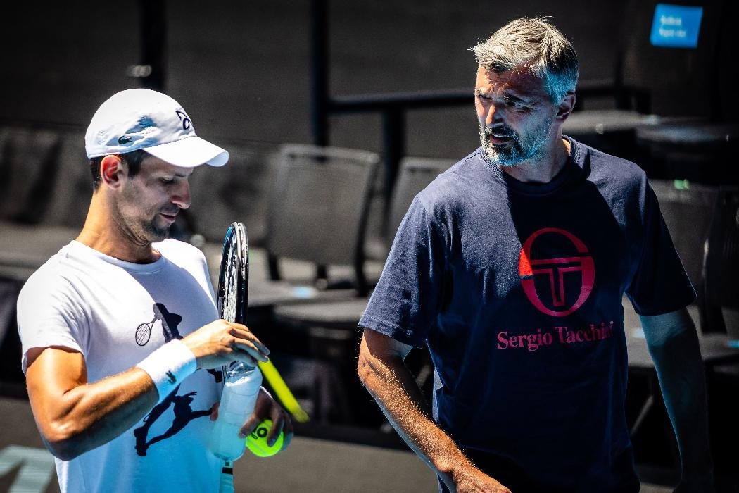 Djokovic e Ivanisevic conversam em quadra (foto: Patrick Hamilton/AFP)