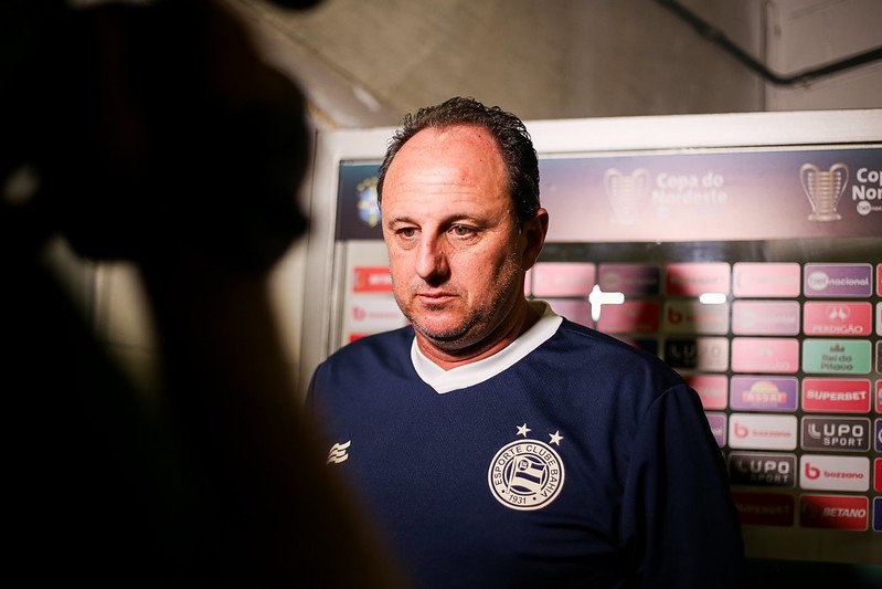 Rogério Ceni, técnico do Bahia, dá entrevista (foto: Tiago Caldas /EC Bahia)