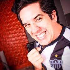 O cantor Rogério Flausino, da banda Jota Quest, é atleticano. Em 2021, foi flagrado em um dos jogos do Galo na campanha que culminou na conquista do Campeonato Brasileiro.