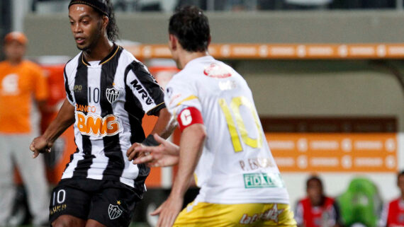 Ronaldinho em duelo contra o The Strongest (foto: AFP)