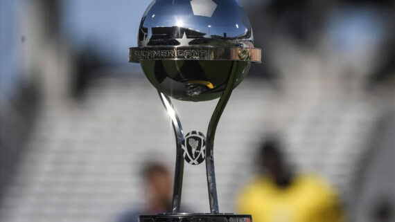 Troféu da Copa Sul-Americana (foto: Staff Images/Conmebol)