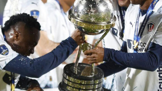 Troféu da Copa Sul-Americana (foto: Alejandro Aparicio/AFP)