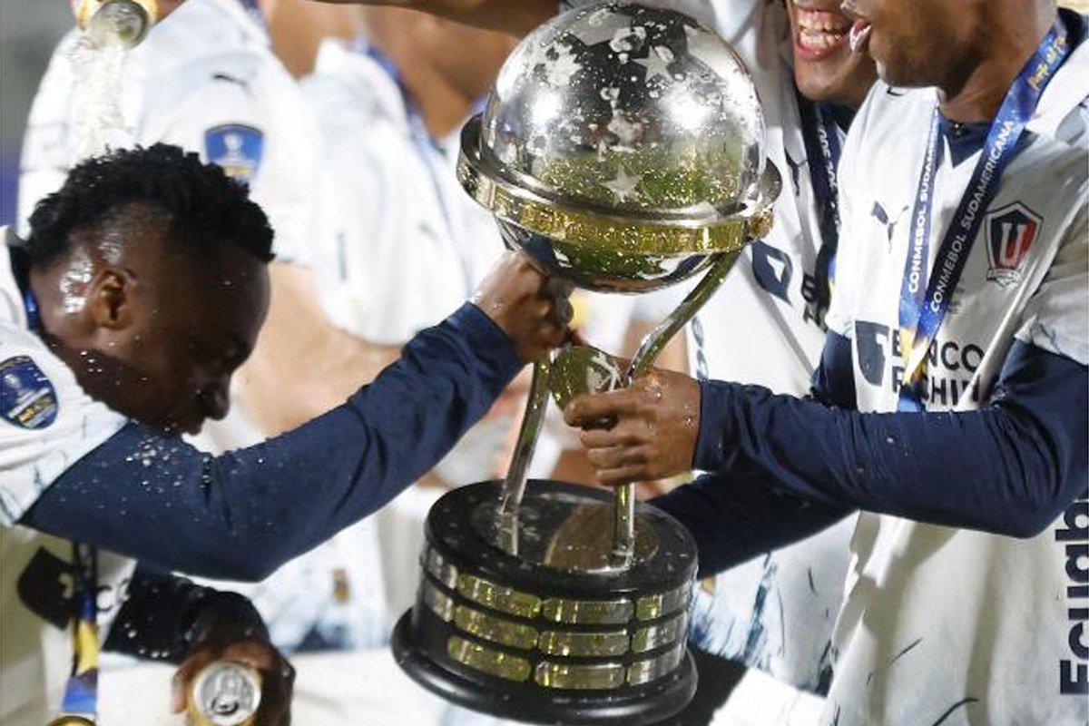 Troféu da Copa Sul-Americana (foto: Alejandro Aparicio/AFP)