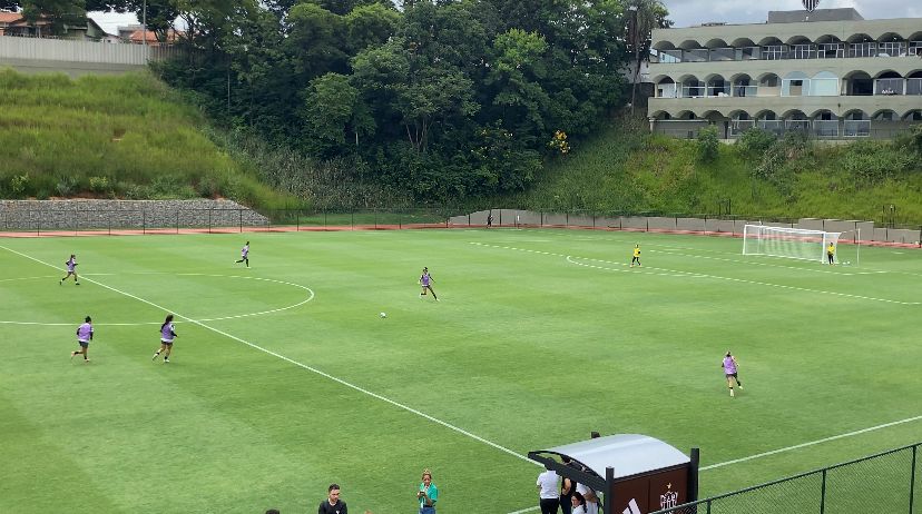 Imagem do treino das Vingadoras no novo gramado da Vila Olímpica