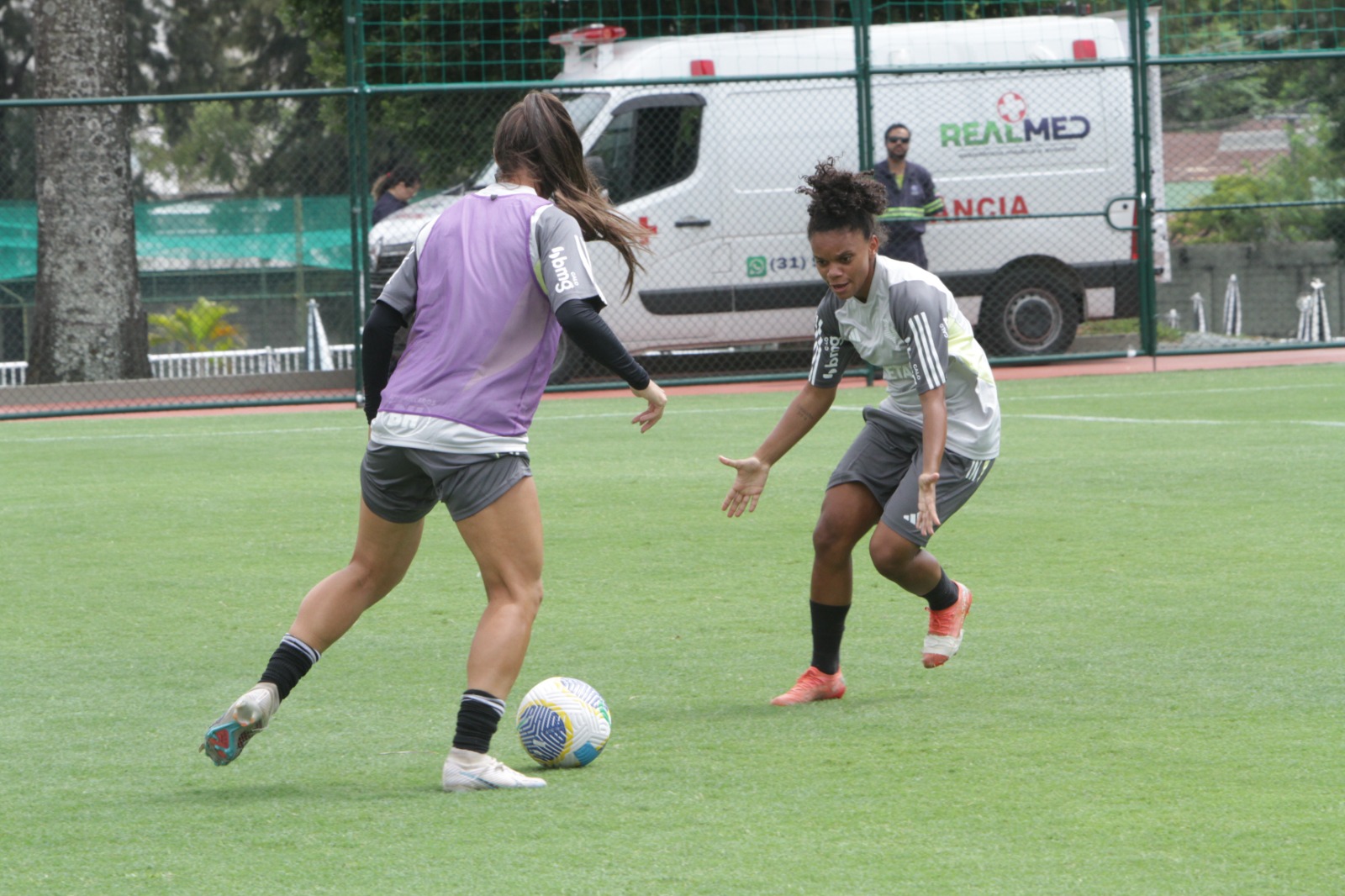 Imagem do treino das Vingadoras no novo gramado da Vila Olímpica