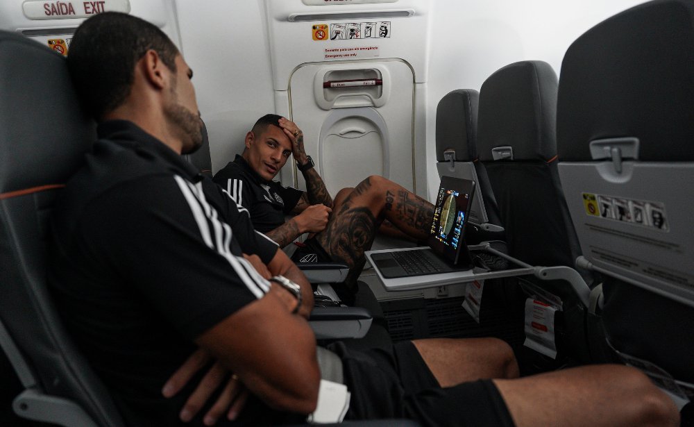 Alan Kardec e Guilherme Arana durante viagem do Atlético para Brasília, em 2024 (foto: Pedro Souza/Atlético)
