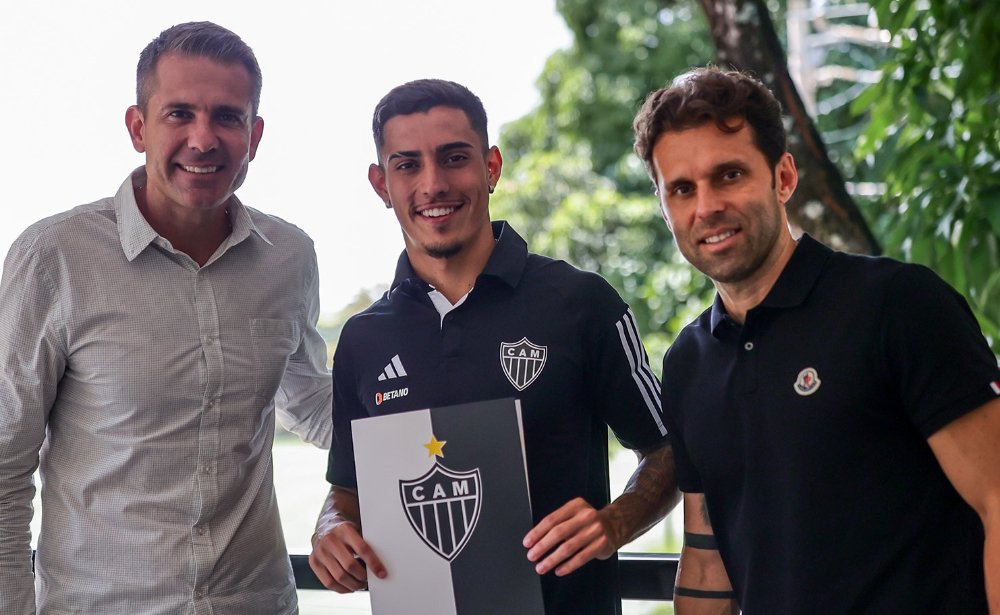 Victor (diretor de futebol do Atlético), Cadu (atacante do Atlético) e Lincoln (ex-jogador e empresário de Cadu) (foto: Divulgação/Atlético)