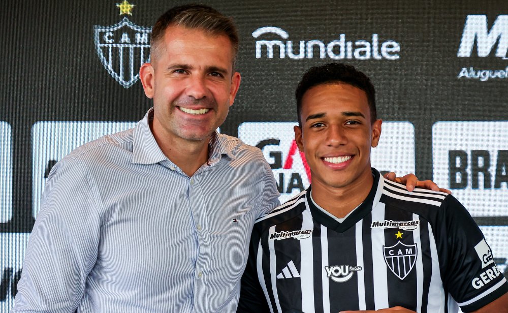 Victor (diretor de futebol e Brahian Palacios, do Atlético (foto: Pedro Souza/Atlético)