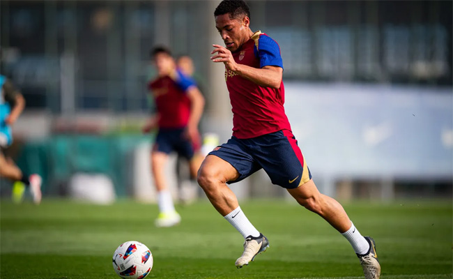 Vitor Roque em treino no Barcelona - (foto: Sara Gordon/Barcelona)