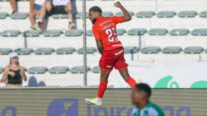 Wesley salta ao comemorar gol do Internacional (foto: Ricardo Duarte/Internacional)