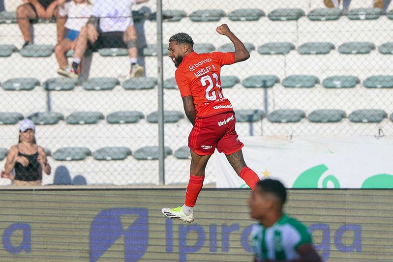 Wesley salta ao comemorar gol do Internacional - (foto: Ricardo Duarte/Internacional)
