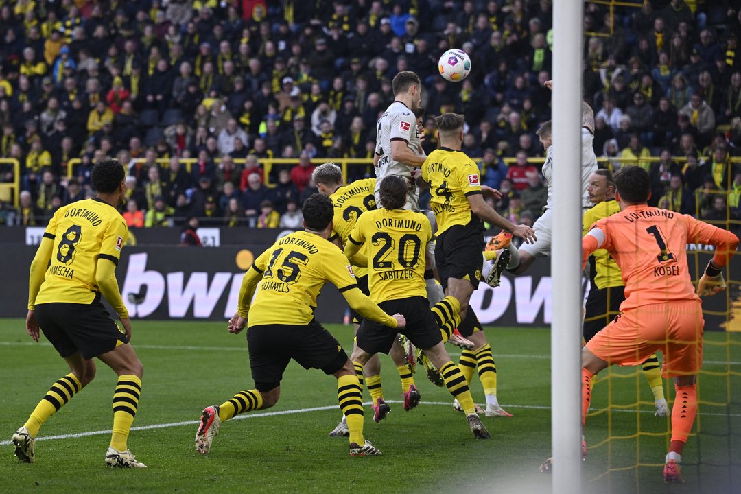 Leverkusen busca ser campeão alemão invicto (foto: Sascha Schuermann / AFP)