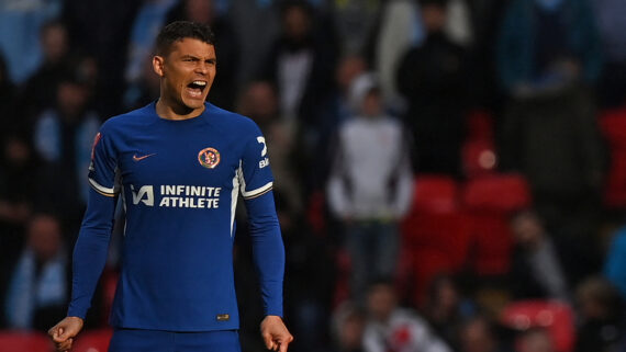 Thiago Silva tem contrato com o Chelsea até o final da temporada inglesa (foto: Glyn KIRK / AFP)