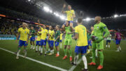 Seleção comemorando após jogo contra a Coreia (foto: Lucas Figueiredo/CBF)