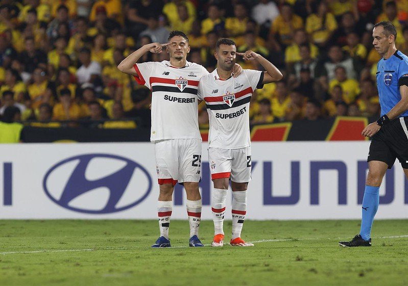 Alisson (d), ex-Cruzeiro, fez o segundo gol do São Paulo (foto: Rubens Chiri/Saopaulofc)