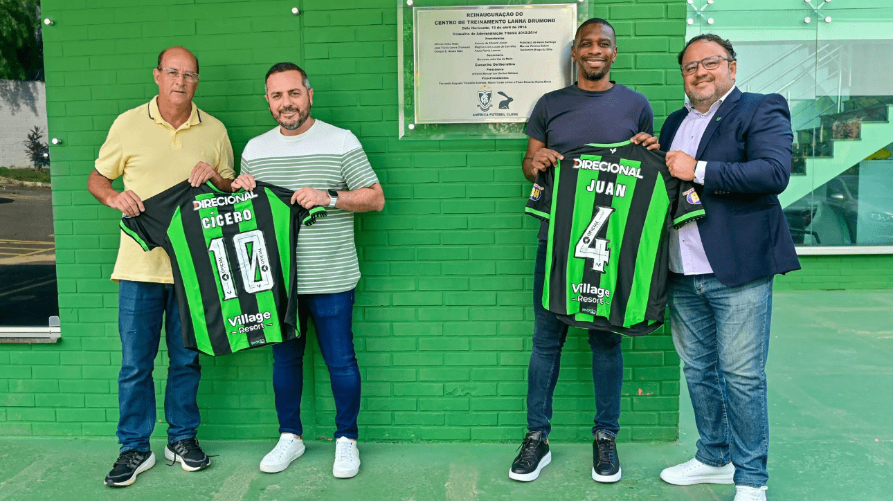 Euler Araújo e Fred Cascardo receberam Cícero Souza e Juan Santos, da CBF (foto: Mourão Panda/América)