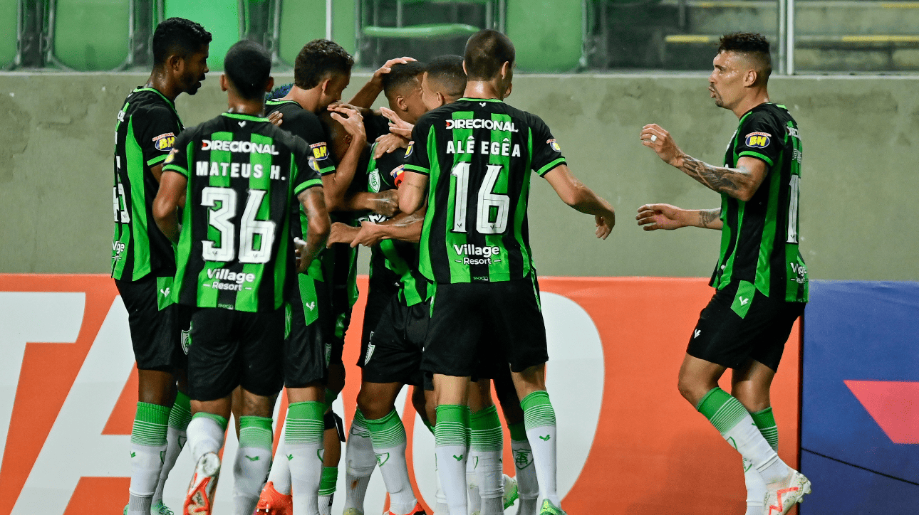 Jogadores do América comemorando gol sobre Uberlândia pelo Campeonato Mineiro (foto: Mourão Panda/América)
