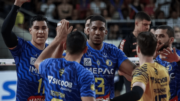 Jogadores de vôlei do Araguari comemorando ponto sobre Sesi Bauru, pelas quartas de final da Superliga Masculina (foto: Bruno Cunha)