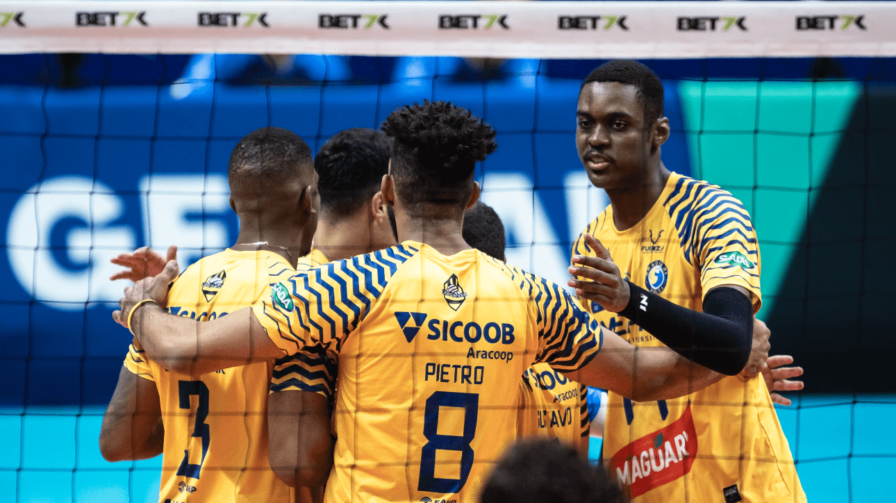 Jogadores do Araguari comemorando ponto na Superliga Masculina (foto: Hedgard Moraes)