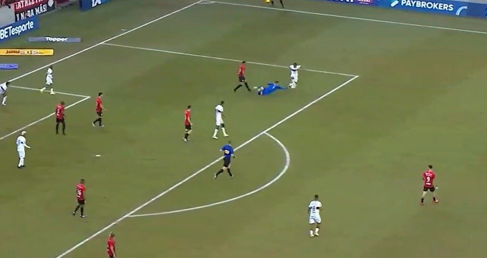 Parte da defesa de Bento, em jogo contra o Maringá (foto: Rede Furacão/Reprodução)