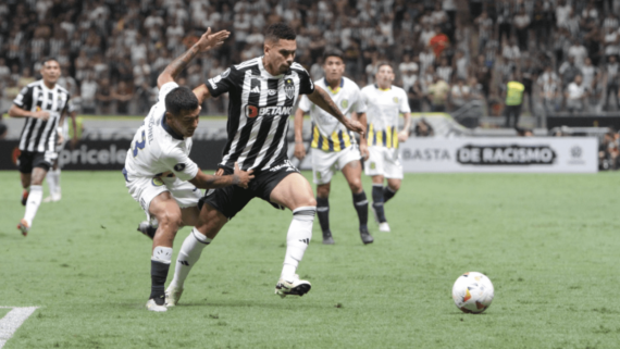 Paulinho, atacante do Atlético, durante partida contra Rosario Central, pela Libertadores (foto:  Edésio Ferreira)