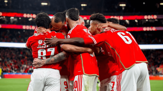 Jogadores do Benfica comemorando gol (foto: Reprodução/Benfica)